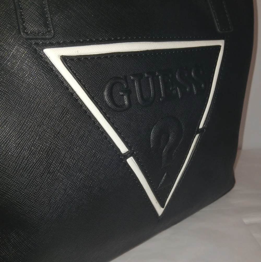 2 Pc Set GUESS Portini Triangle Logo Trap Tote & Wristlet Large,  Black